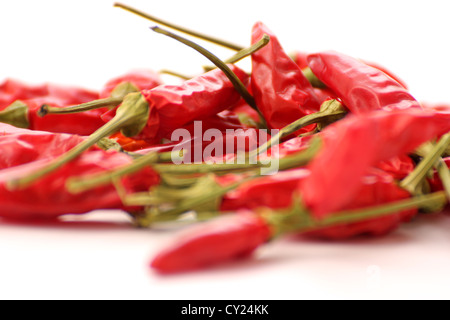 Une belle photo de divers petits piments rouges éparpillées sur un fond blanc, studio shot, photoarkive Banque D'Images