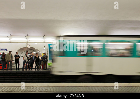 Le train arrivant à la station de métro Trocadéro à Paris Banque D'Images