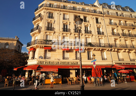 Cafe aux tours de Notre Dame à Paris, rue du Cloître-Notre-Dame Banque D'Images