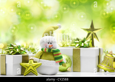 Le Snowman et coffrets cadeaux sur abstract background Banque D'Images