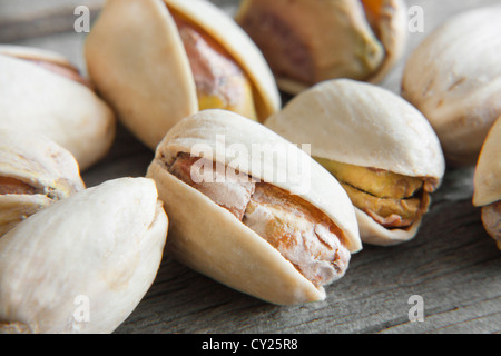 Gros plan pistaches macro fond dans les conseils Banque D'Images