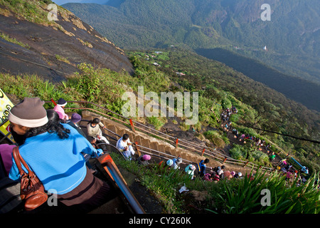 Pèlerins à descendre les escaliers. Pic d'Adam (Sri Pada). Sri Lanka Banque D'Images