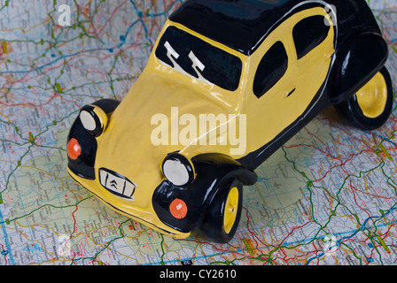 Citroen 2CV modèle Dolly sur une carte routière Banque D'Images