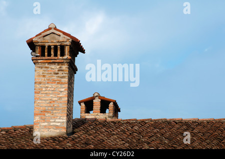 Cheminée sur le toit de l'ancienne église. Blue Sky with copy space Banque D'Images