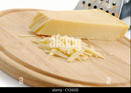 Bloc de parmesan râpe en métal sur la planche à découper en bois Banque D'Images