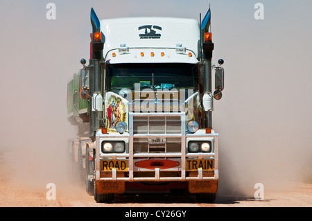 Road Train dans un nuage de poussière sur une piste du désert. Banque D'Images