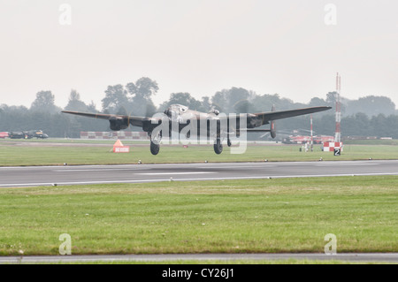 Avro Lancaster du UK RAF Battle of Britain Memorial Flight , RAF Coningsby décolle à Fairford pour ses RIAT Afficher Banque D'Images