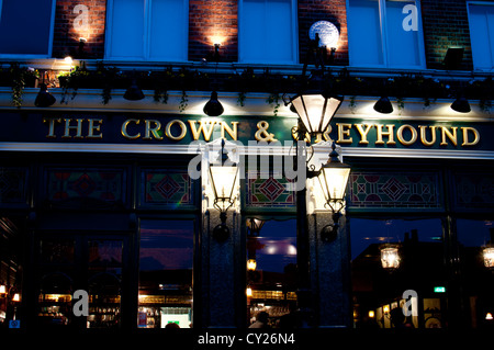 La Couronne et Greyhound pub, 76200 Village, London, UK Banque D'Images