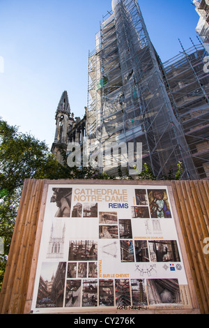 La restauration de la Cathédrale Notre Dame de Reims, Reims, Champagne, France. Banque D'Images