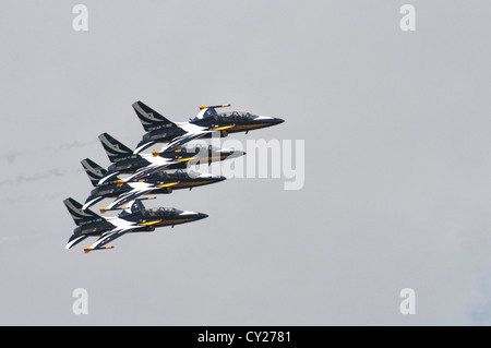 Les Aigles noirs de l'équipe d'affichage à partir de la Corée du Sud d'effectuer un incroyable et affichage dynamique des acrobaties de précision dans leurs avions T-50 Banque D'Images