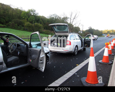 Accident de voiture sur l'autoroute M4, près de Newport, dans le sud du Pays de Galles, les véhicules à l'arrêt sur la voie rapide, 19 Octobre 2011 Banque D'Images