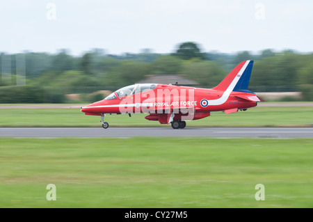 British Aerospace Hawk T1 Trainer XX323 de la Royal Air Force des flèches rouges Aerobatic display team atterrisse à RIAT Banque D'Images