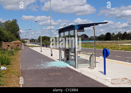 Arrêt de bus vandalisés sur le chemin guidé en autobus entre Cambridge et St Ives Banque D'Images