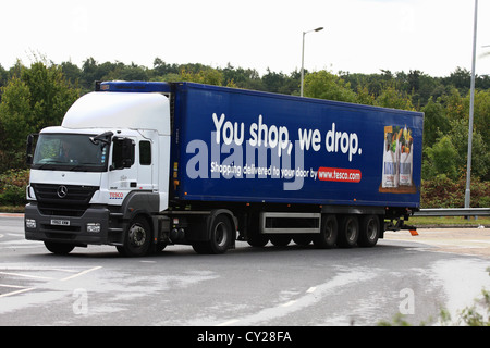 Un "Tesco" chariot qui se déplace le long d'une route en Angleterre Banque D'Images