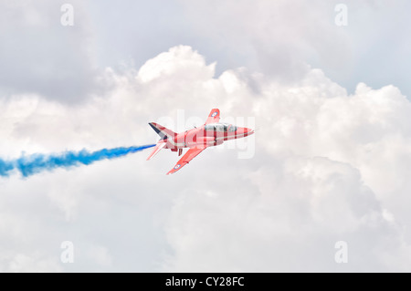 British Red Arrows Hawk XX323 définit pour le célèbre navire deux croix sur la manœuvre de la 2012 RIAT sur RAF Fairford Banque D'Images