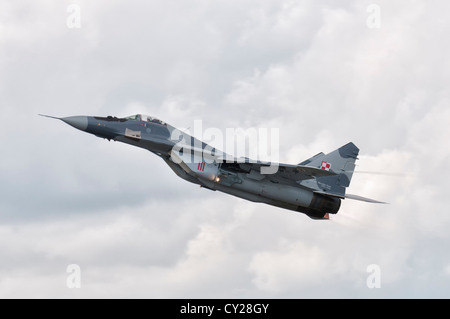 Mikoyan Gourevitch MiG-29A Fulcrum permet une lente pass au 2012 Royal International Air Tattoo RAF Fairford, Angleterre Banque D'Images