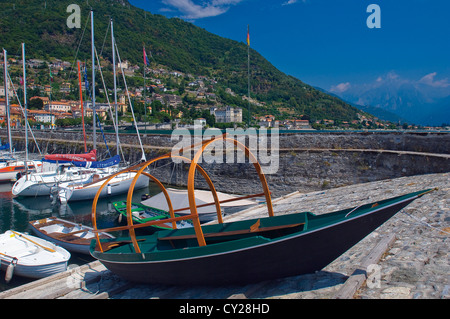 Europe Italie Lombardie Province de Côme Gravedona port et en arrière-plan Palazzo Gallio Banque D'Images