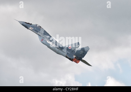 Mikoyan Gourevitch MiG-29A Fulcrum, nez haut et réchauffer à pendant son affichage au 2012 Royal International Air Tattoo de Fairford, Banque D'Images