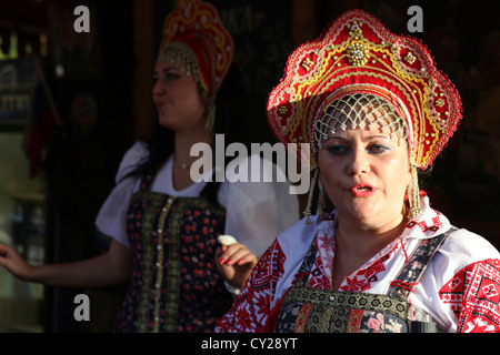 Les Ukrainiennes célébrer une fête en Vyshyvanka, un vêtement traditionnel qui contient des éléments de broderie ethnique Ukrainien Banque D'Images