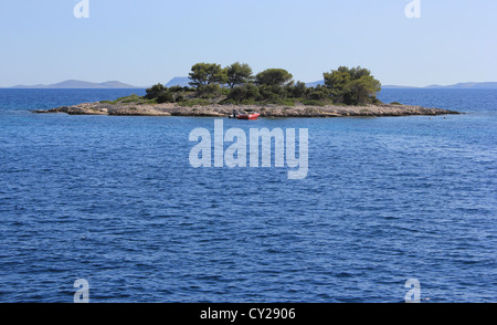 Petite île dalmate à distance dans la mer Adriatique, Iles Kornati, Croatie Banque D'Images