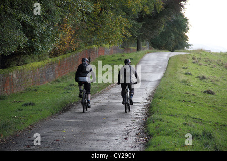 Deux cyclistes bénéficiant d'une ride. Banque D'Images