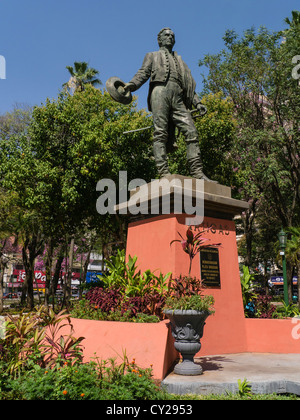 Statue de José Gervasio Artigas Arnal sur un monument situé sur la Plaza Uruguaya, Asunción, Paraguay. Banque D'Images