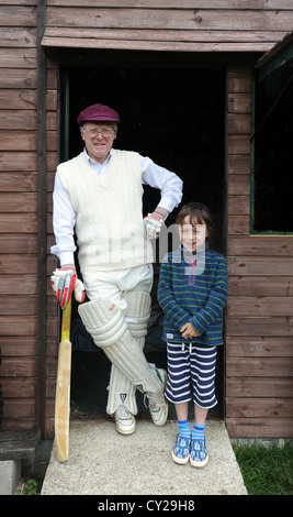 Grand-père et son petit-fils à un match de cricket dans Bilsdale North Yorkshire Banque D'Images