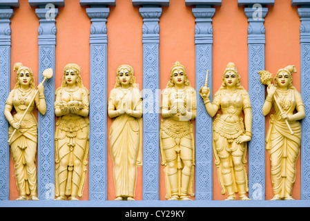 Mur de pierre extérieur Temple Hindou de sculptures et Prêtresse de la déesse Banque D'Images