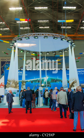 Stand de l'exposition entreprise suggérée par Aviadesign soient mis Antonov dans pavilion-hangar. Exposition 'Aviasvit 21' journée d'ouverture. Banque D'Images