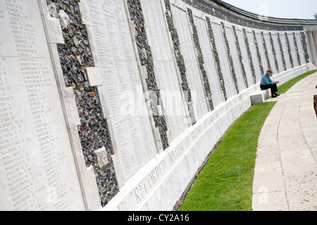 Un homme pensif dans la contemplation à Tyne Cot WW1 military cemetery Passchendael, Belgique Banque D'Images