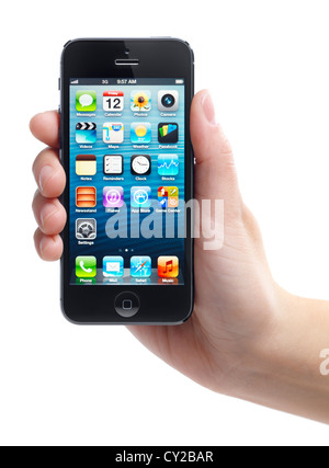 Gros plan d'une main tenant l'iPhone 5 isolé sur fond blanc Banque D'Images