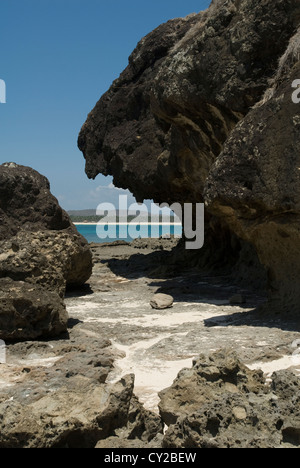 Formations de roche volcanique frame une plage déserte à Tanjung Aan sur Lombok, Indonésie Banque D'Images