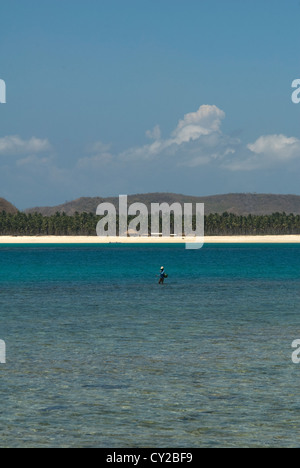 Les pêcheurs d'une famille jouit du cadre paisible de Tanjung Aan sur Lombok, Indonésie Banque D'Images