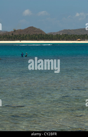 Deux pêcheurs profiter du cadre paisible de Tanjung Aan sur Lombok, Indonésie Banque D'Images