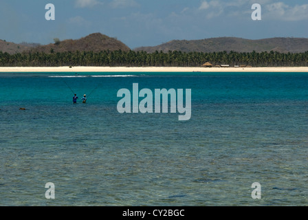 Deux pêcheurs profiter du cadre paisible de Tanjung Aan sur Lombok, Indonésie Banque D'Images