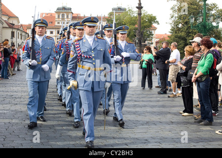 Changement de la garde d'honneur du château de Prague en marche vers le palais Banque D'Images