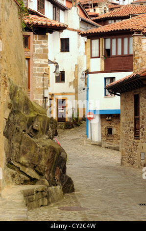 Rue pavée avec un raide aucun signe d'entrée. Lastres, Colunga, Asturias. Espagne Banque D'Images