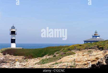 Les anciens et les nouveaux phares sur Isla Pancha à Ribadeo. Ribadeo, Lugo, Galice, Espagne. Banque D'Images