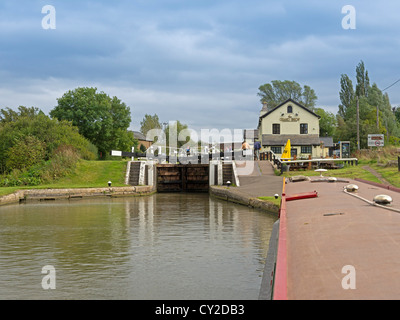 Soulbury Trois écluses sur le Canal Grand Union, dans le Buckinghamshire. Le Grand Union Pub donne sur le canal, à Stoke Hammond. Banque D'Images