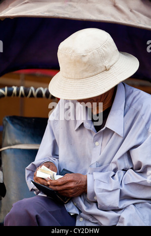 Femme cambodgienne à Phnom Penh, Cambodge Banque D'Images