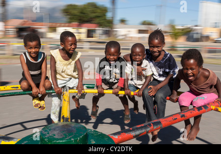 Les enfants noirs sur un manège, Le Cap, Afrique du Sud Banque D'Images