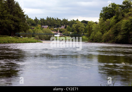 Pêche à la mouche dans la rivière Tweed à St Boswell's près de Melrose Ecosse Scottish Borders Banque D'Images