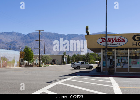 Lone Pine, petite ville du nord sur la Route 395 entre Los Angles et Tahoe centre de Sierras et Mount Whitney. Le magasin de la rue principale. Banque D'Images