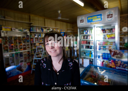 Jeune femme en ancienne boutique Banque D'Images