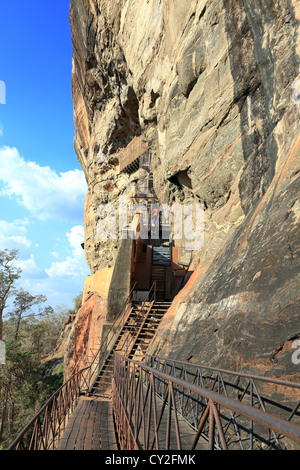 Allée menant à la grotte de fresques au Rocher du Lion de Sigiriya ancien temple à Sigiriya, Sri Lanka Banque D'Images