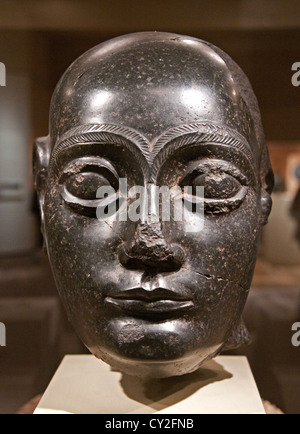 Tête de diorite néo-sumérienne de Gudea, prince de Lagash, avec une tête rasée et une expression sereine, c. 2090 av. J.-C., Mésopotamie Banque D'Images