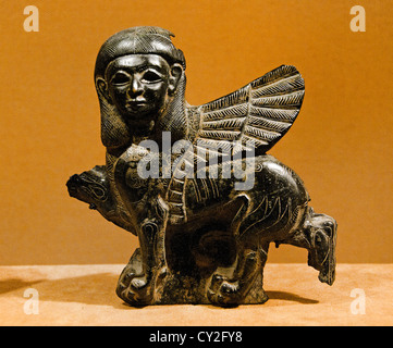 Sphinx phénicien en ivoire du VIIIe siècle av. J.-C. avec une perruque de style égyptien, trouvé à Nimrud (ancien Kalhu), Musée national d'Alep, Syrie. Banque D'Images