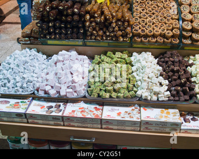 Misir Carsisi Bazar égyptien ou marché aux épices, à Istanbul a plus d'épices à offrir, ici loukoum dans de nombreux parfums Banque D'Images