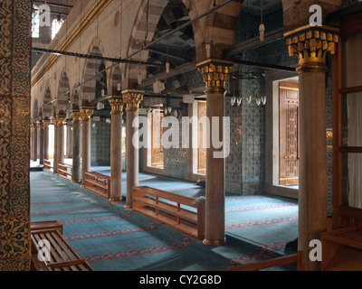 Nouvelle Mosquée Yeni camii Istanbul Turquie ca 1640 rangée de colonnes et d'arches et de décoration fenêtres laissant entrer la lumière Banque D'Images