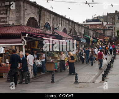 Le bazar égyptien ou le marché aux épices, à Istanbul en Turquie, un lieu intéressant, ici vue de l'extérieur avec les consommateurs et cale Banque D'Images